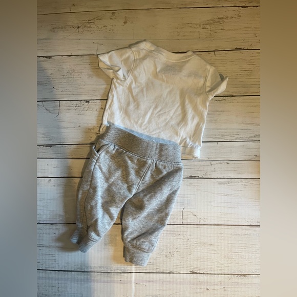 Baby Boy 2 Piece Set - Carters (Size NB) - Picture 2 of 6